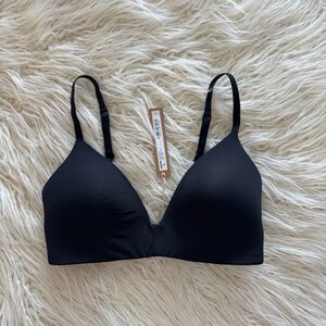 Skims Wireless Form T-shirt Bra Onyx Size 32C
